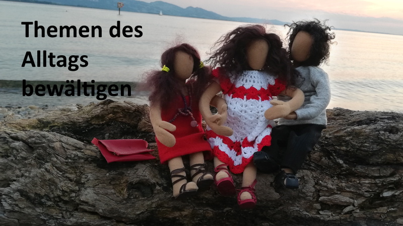 Vater, Mutter und Tochter als Erzählfiguren sitzen im Sonnenuntergang am See